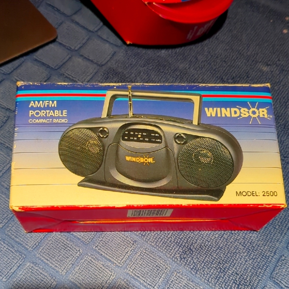 Windsor Black AM/FM Portable Compact Radio 7"x 3"x 2.5"